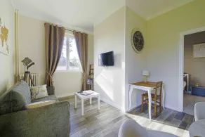 Downtown two-bedroom apartment, secure parking, EV charging station - Image 5