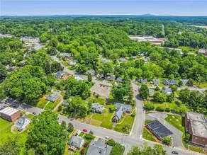 Blue Cottage Getaway Elkin Downtown - Image 2