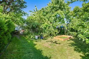 Bright Pet-Friendly Heritage Home with Sunny Patio - Image 4
