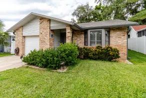 Coastal Cottage in Downtown Palm Harbor - Image 4