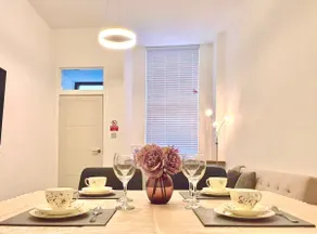 Bright 2-Bed Apartment near Haymarket - Easy City Access - Image 3