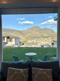 Stylish guest suite with mountain views - Image 4
