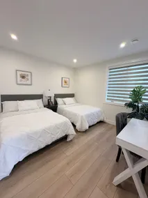 Stylish guest suite with mountain views - Image 3