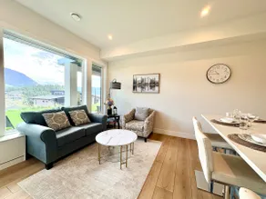 Stylish guest suite with mountain views - Image 2