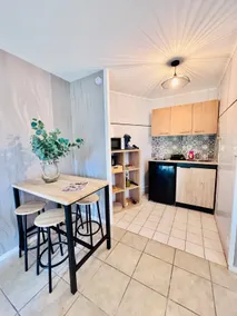 L'Adresse, bright, single-story unit, free parking - Image 4