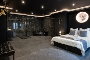 Moon Room Suite – Private Hot Tub & Unique Atmosphere - Image 2