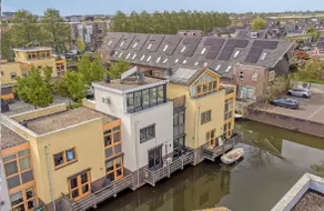 Peace and luxury on the waterfront. - Image 4
