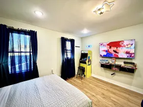 Luxury 4BR Near MetLife & NYC | Parking |Game room - Image 4
