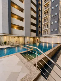 Urban Opulence 3 Luxe Studio Near Airport - Image 2