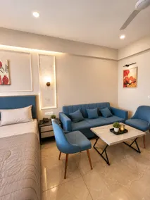 Urban Opulence 3 Luxe Studio Near Airport - Image 3