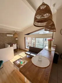 Bright and renovated • Great location • Air conditioning & Wi-Fi - Image 2