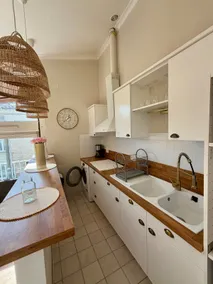 Bright and renovated • Great location • Air conditioning & Wi-Fi - Image 3