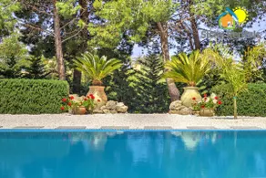 Beautiful villa with pool near the sea - Image 2