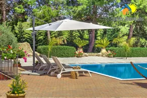 Beautiful villa with pool near the sea - Image 3