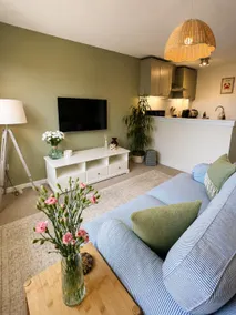 Perfectly located between Cheltenham & Gloucester - Image 2