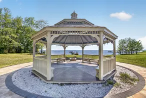 Luxury waterfront apartment at Gibson Island - Image 2