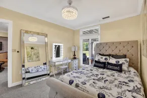 Luxury waterfront apartment at Gibson Island - Image 4