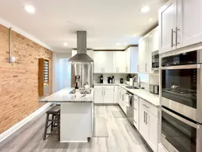 Walk to Stadiums, Rooftop Decks, King Suite - Image 3