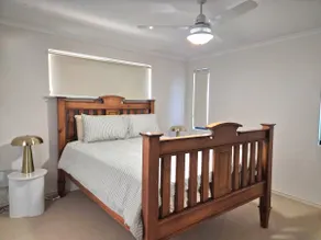 Modern Coastal Stay Near Shops & Amenities - Image 3