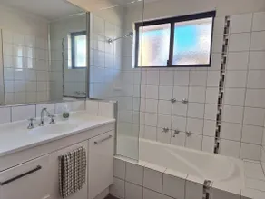 Modern Coastal Stay Near Shops & Amenities - Image 4