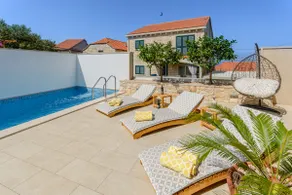 VILLA STONE PEARL SUTIVAN - exceptional luxury new three-room villa - private pool and jacuzzi - perfect location right next to the town center and the beach - secured parking space - Image 2