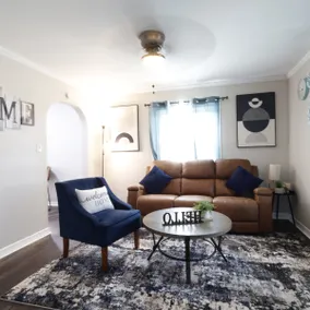 Modern 2 BR Upstairs Unit- Sleeps 4 • Free Parking - Image 2