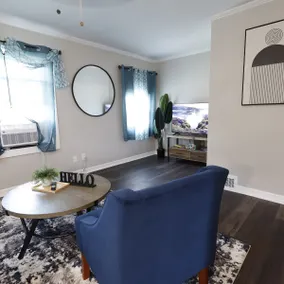 Modern 2 BR Upstairs Unit- Sleeps 4 • Free Parking - Image 3