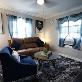 Modern 2 BR Upstairs Unit- Sleeps 4 • Free Parking - Image 4