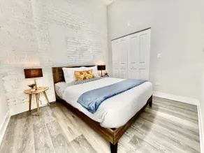 Modern Stylish Retreat in Pilsen’s Colorful Center - Image 4