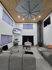 3 bed Mountain View chalet with lake access. - Image 5