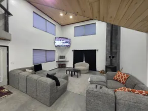 3 bed Mountain View chalet with lake access. - Image 2