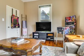 Walkable Old Town | Sleeps 10 | 1900s Charm - Image 2