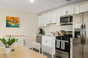Cozy 2BR w Free Parking, Near NYC - Image 5