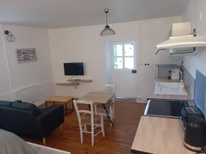 Charming, quiet, renovated studio with terrace - Image 3