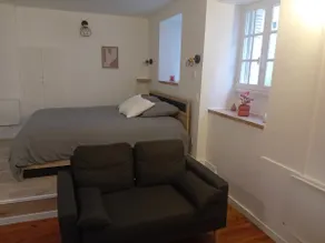 Charming, quiet, renovated studio with terrace - Image 5