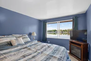 Cozy Waterfront Cottage Retreat - Image 4