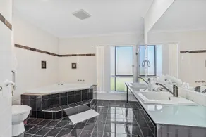 Waterfront Home, Pool, Jetty, Helensvale - Image 4