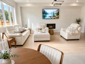 Luxury 4BR Aurora Home , Near Yonge , BBQ , Parking - Image 2