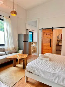 Bright Modern Loft, Near Zen Beach & King Size Bed - Image 5