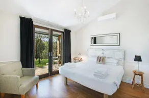 Block Eight 1 - Vineyard View - 5* Luxury in the vineyards - Image 4