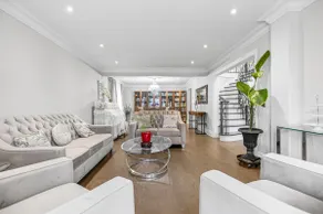 Luxury Spacious House Near Yonge St Mall Hwy7 - Image 4