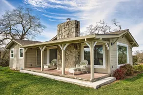 Private ranch home with fireplace - Image 2