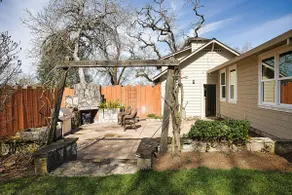 Private ranch home with fireplace - Image 4