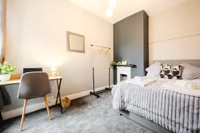 Modern 3BR Stay for 8 - Easy City Access - Free Parking - Image 5