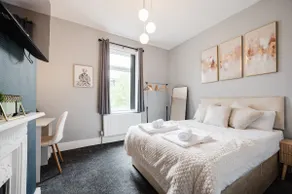 Modern 3BR Stay for 8 - Easy City Access - Free Parking - Image 4