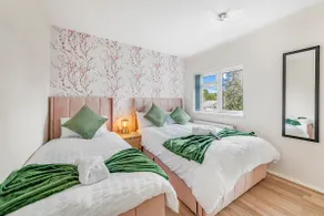 Nottingham City Hospital, Contractor & Family Accommodation, Sleeps 9, Free Parking on street - Image 2