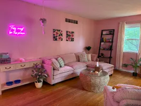The Pink Place Minutes from stadiums & Highway - Image 2