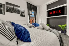 Beautiful 4 Bed Home with Ensuite, Parking & Fast WiFi - Image 5
