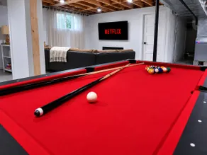 Lakeside chalet with spa and pool table - Image 3