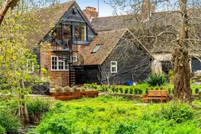 Modern & Historic Duplex Flat Riverside - Image 2